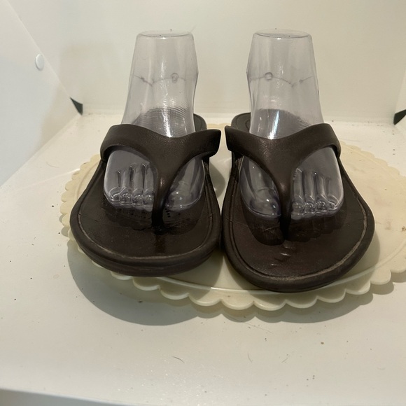 HOLEY SOLES tong sandals size 9 - Picture 3 of 8